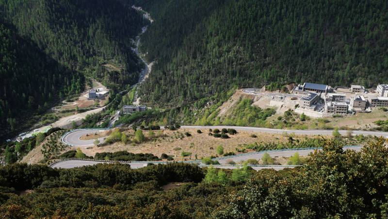 山谷中的蜿蜒公路与建筑群图片