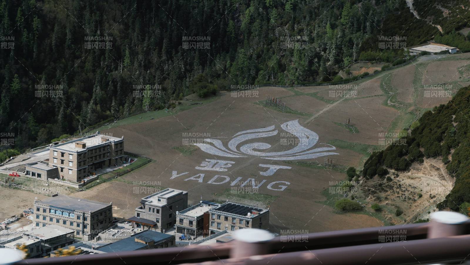 稻城亚丁景区入口标识图片