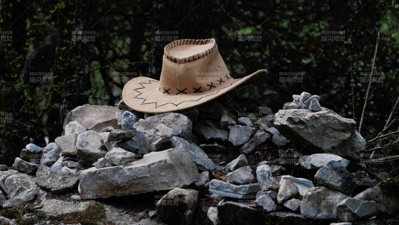 牛仔帽与石堆的静谧时光图片