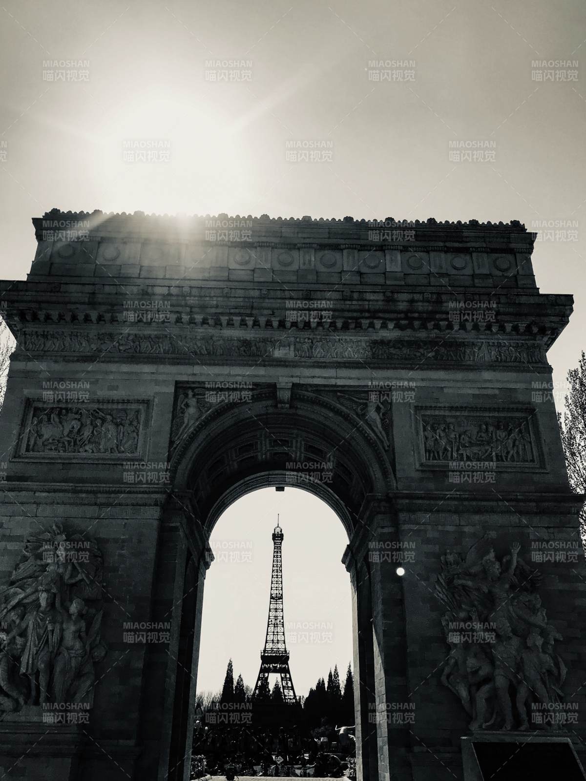 凯旋门下的埃菲尔铁塔图片