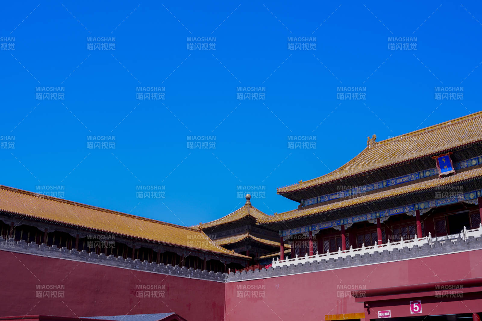 故宫红墙金瓦蓝天映衬图片