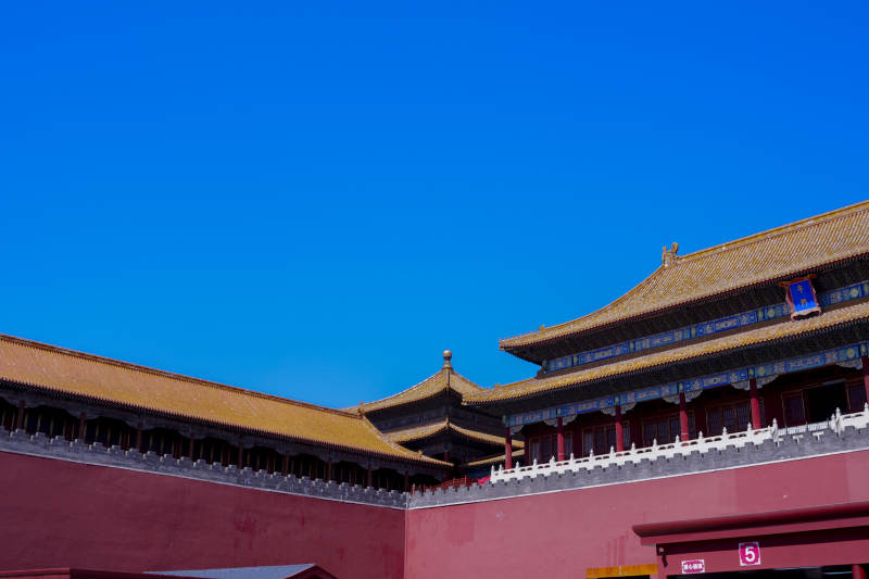 故宫红墙金瓦蓝天映衬图片