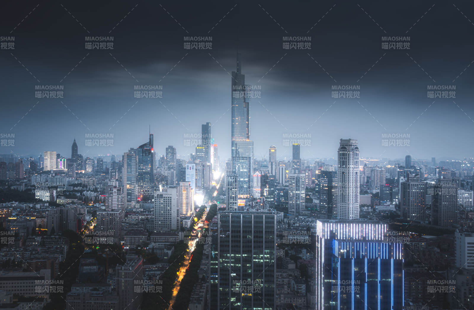 夜幕下的城市天际线图片