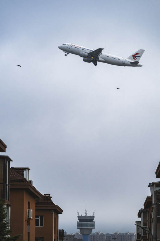 飞机低空飞过城市上空图片