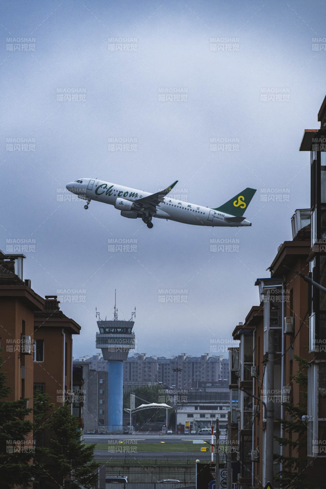 飞机低空飞过居民区图片