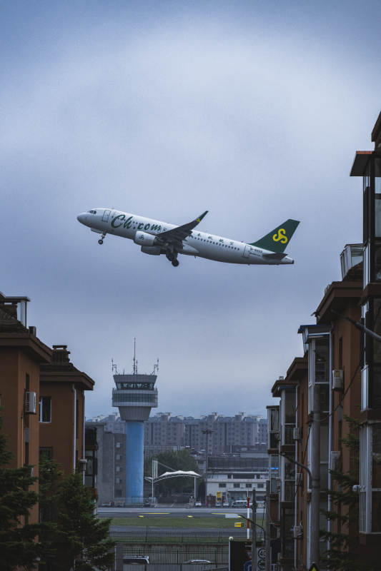 飞机低空飞过居民区图片