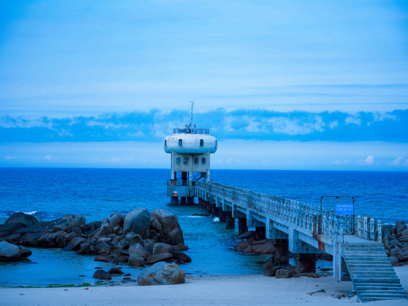 海边灯塔与栈桥图片