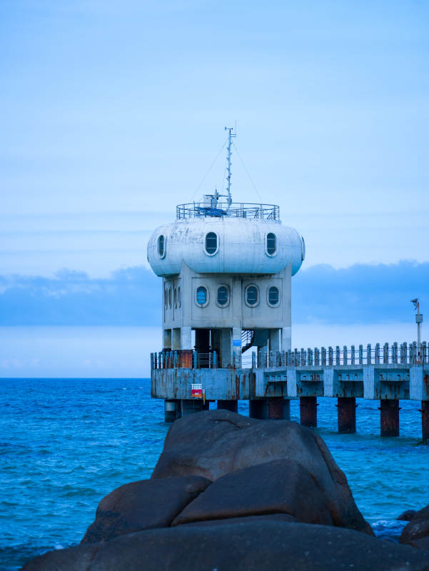 海边的圆形建筑塔楼图片