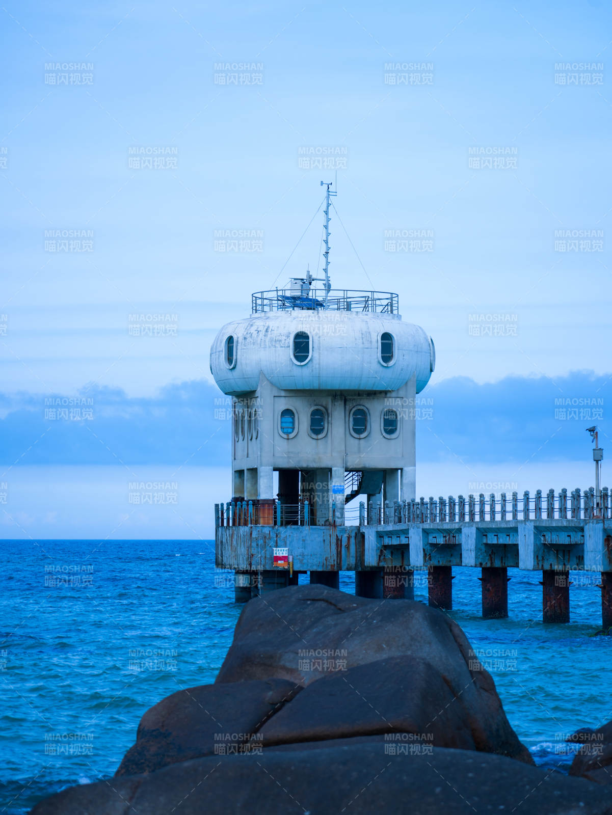 海边的圆形建筑塔楼图片