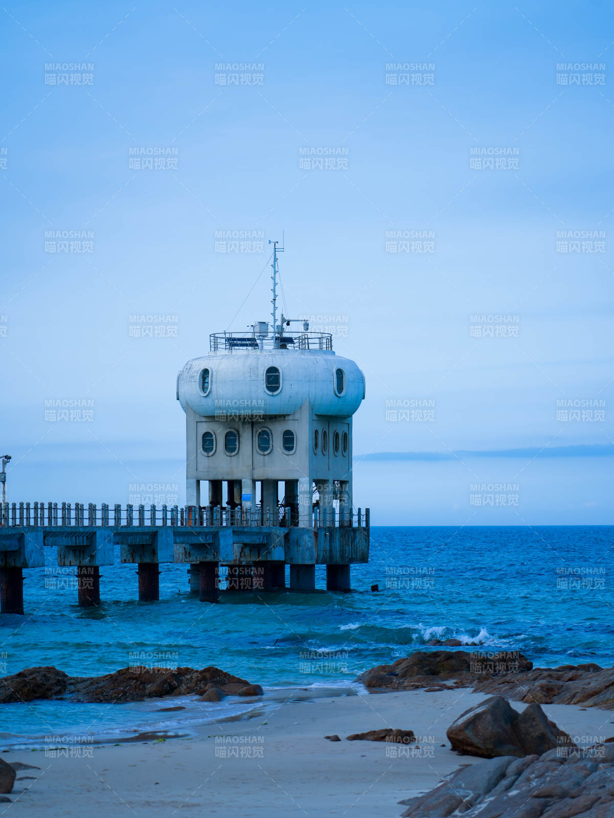海边的圆形建筑塔楼图片