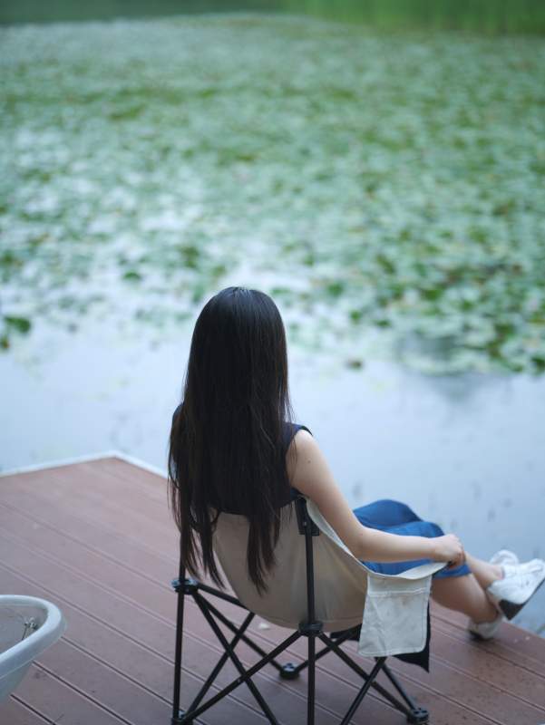 湖畔静思 心随景远图片