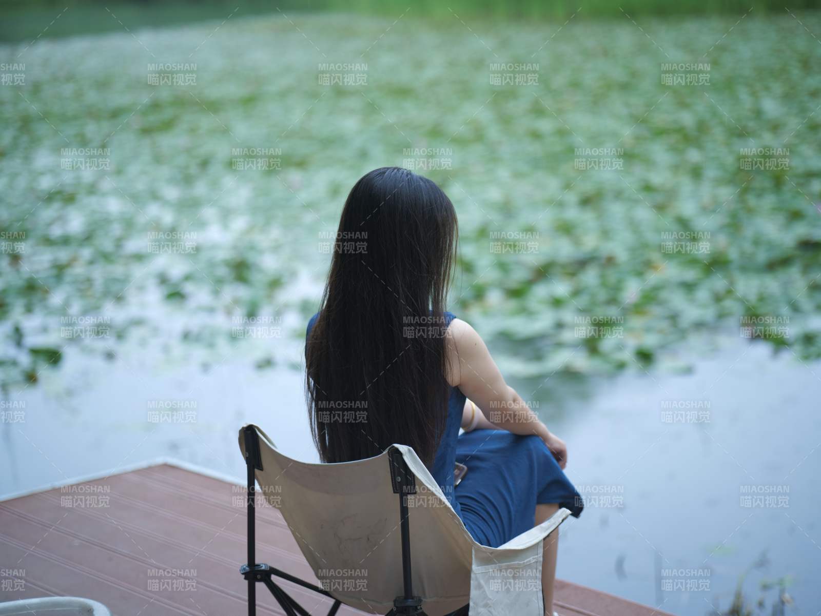 湖畔静思 心随景远图片