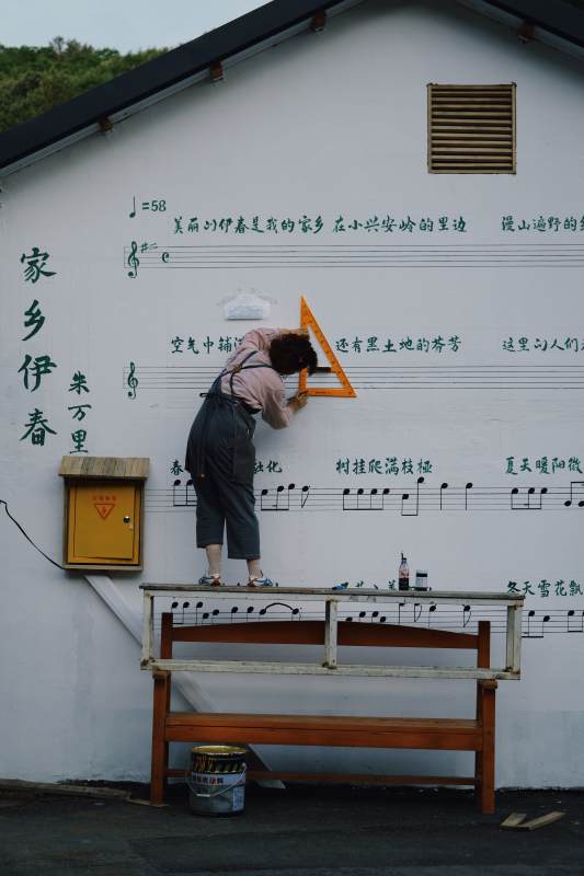 墙绘艺术家创作音乐主题壁画图片