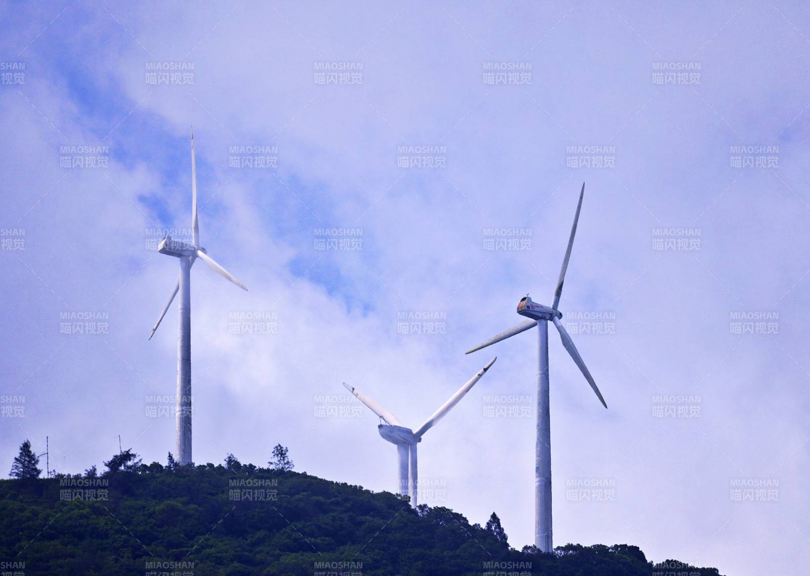 山顶风车迎风旋转图片