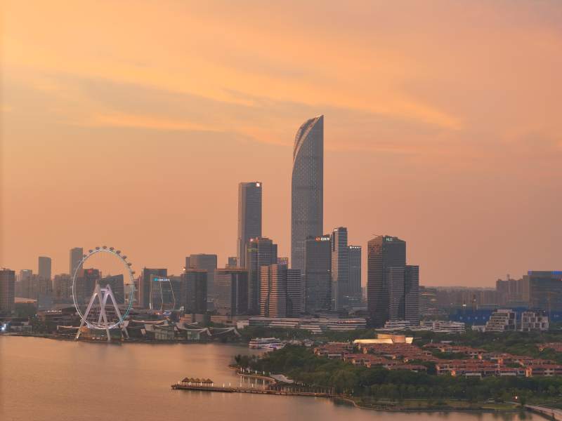 城市黄昏 摩天轮与高楼图片