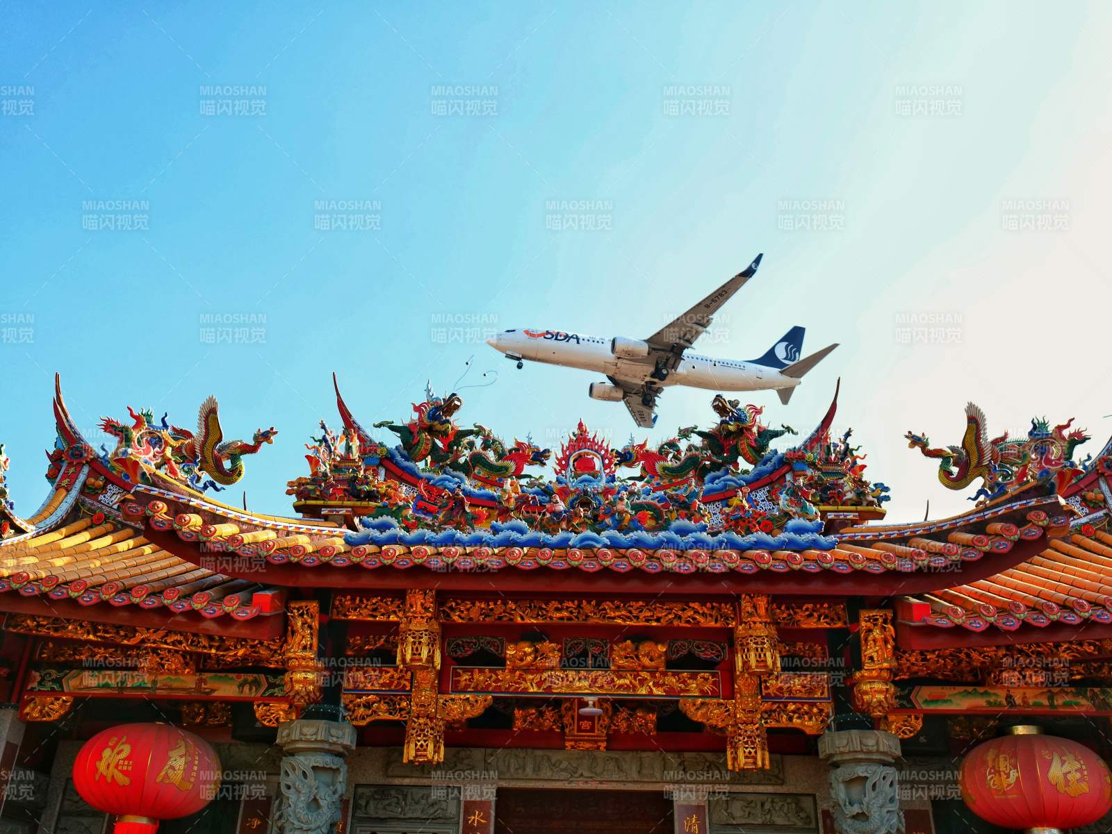 飞机掠过庙宇屋顶图片