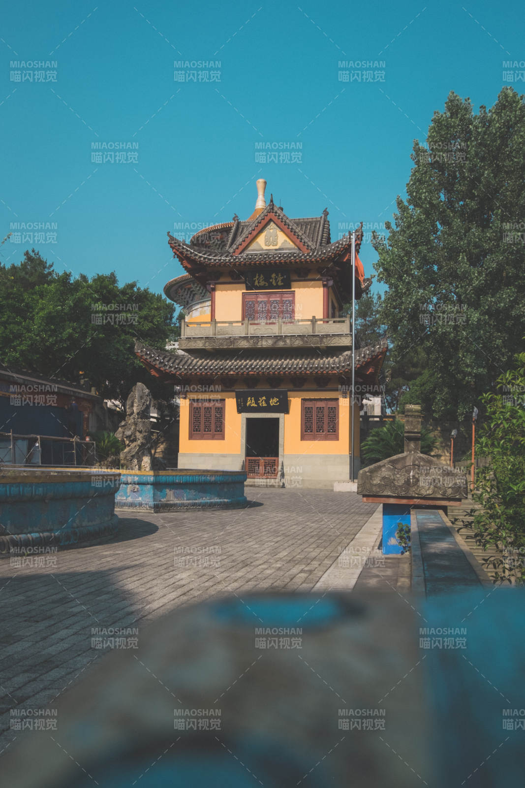 古塔庭院 晴空映衬图片