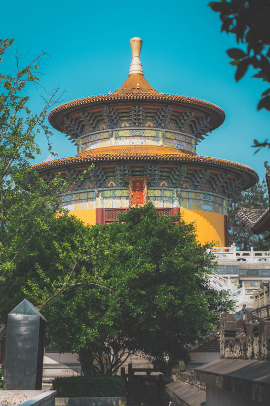 古塔映绿树 晴空万里明图片