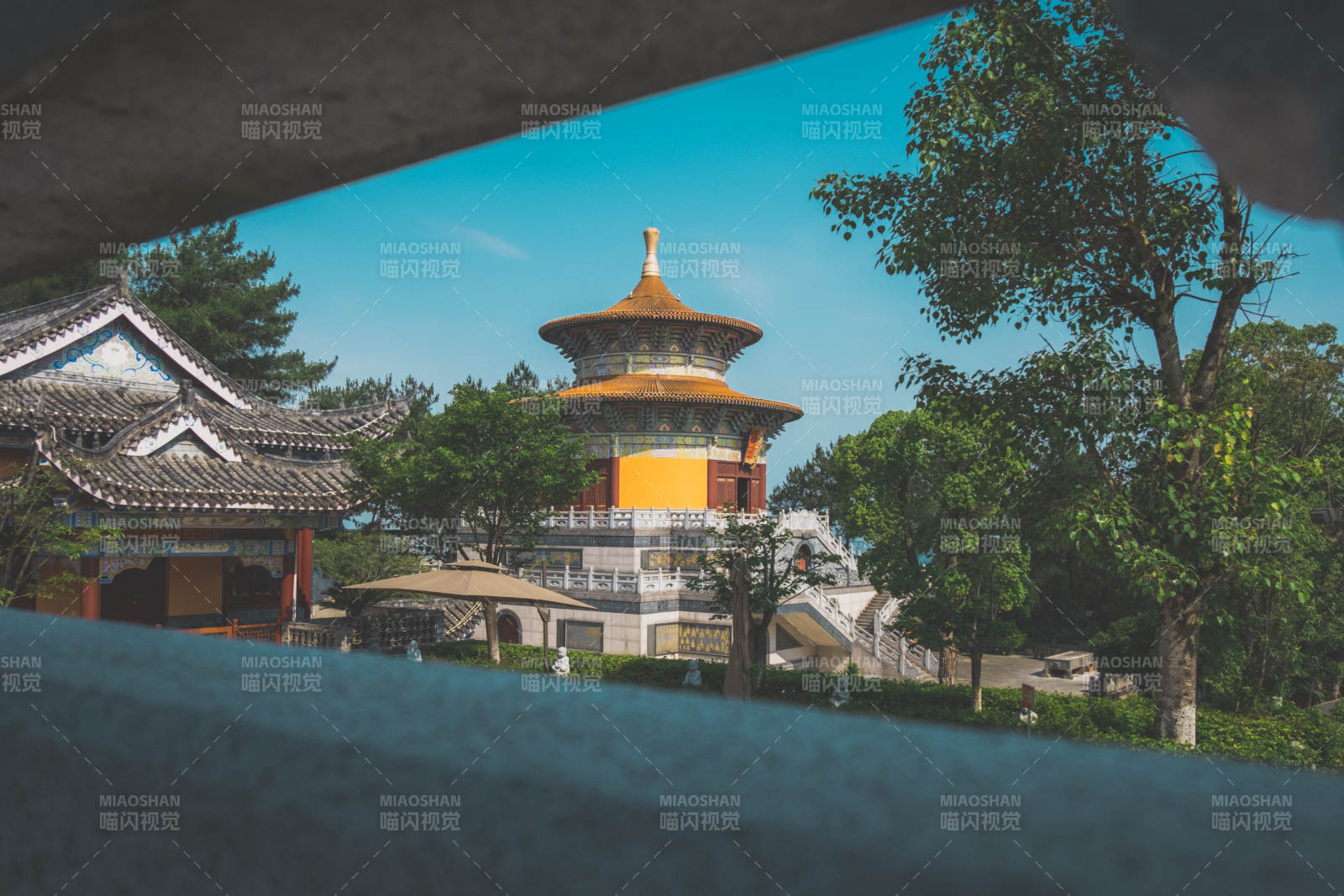 古塔映绿树 晴空万里明图片