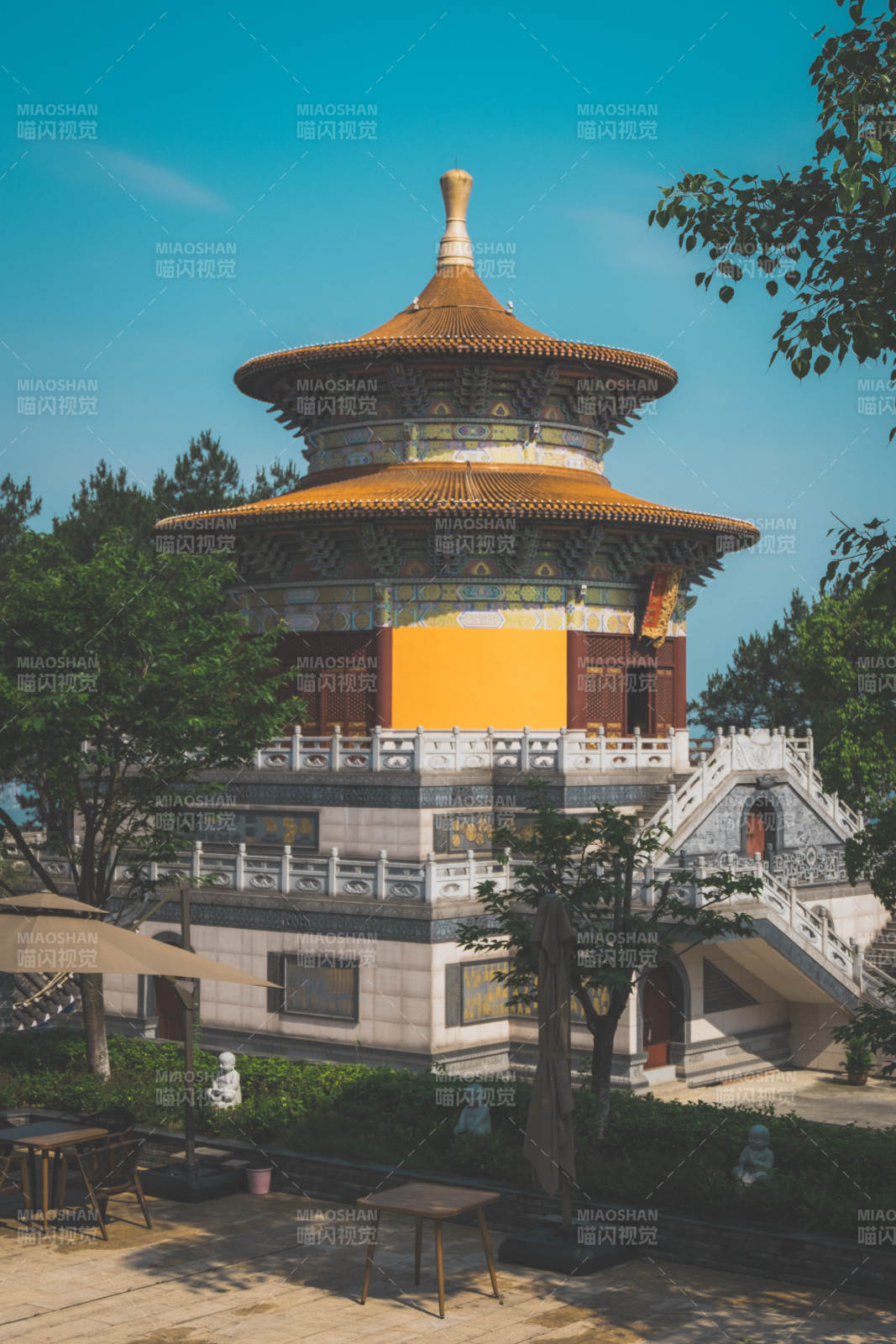 古塔映蓝天 静谧庭院景图片