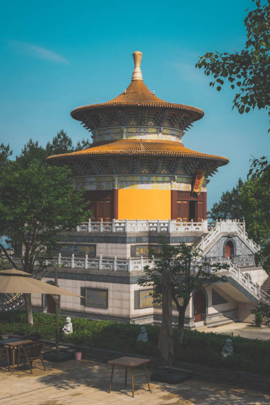 古塔映蓝天 静谧庭院景图片