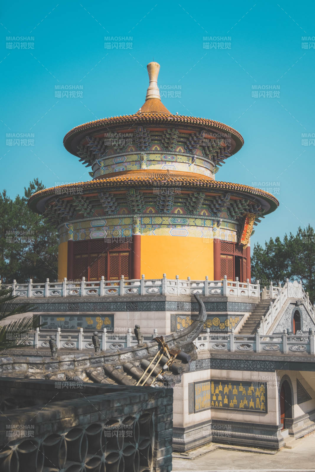 古塔映蓝天 龙柱绕阶前图片