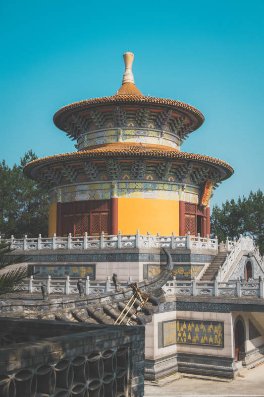 古塔映蓝天 龙柱绕阶前图片