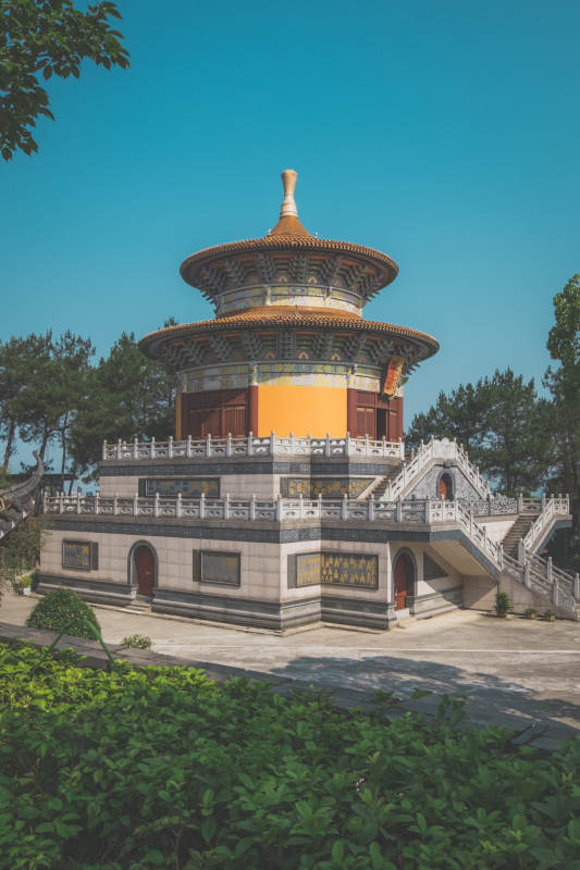 古塔映蓝天 绿树环绕中图片