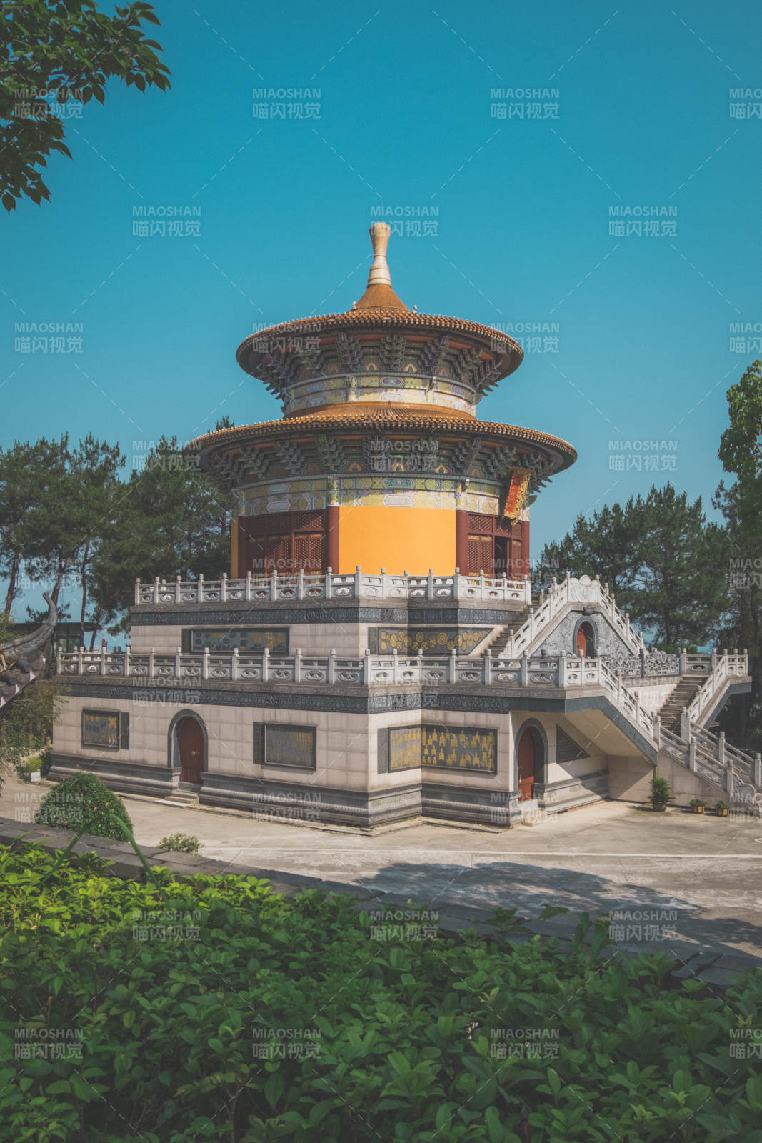 古塔映蓝天 绿树环绕中图片