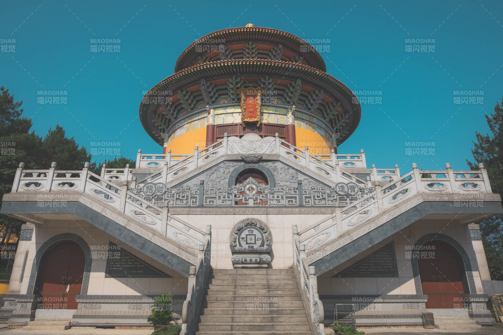 古塔楼阁 蓝天映衬图片