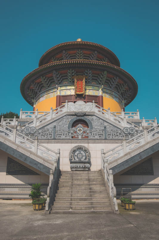 古塔楼阁 蓝天映衬图片