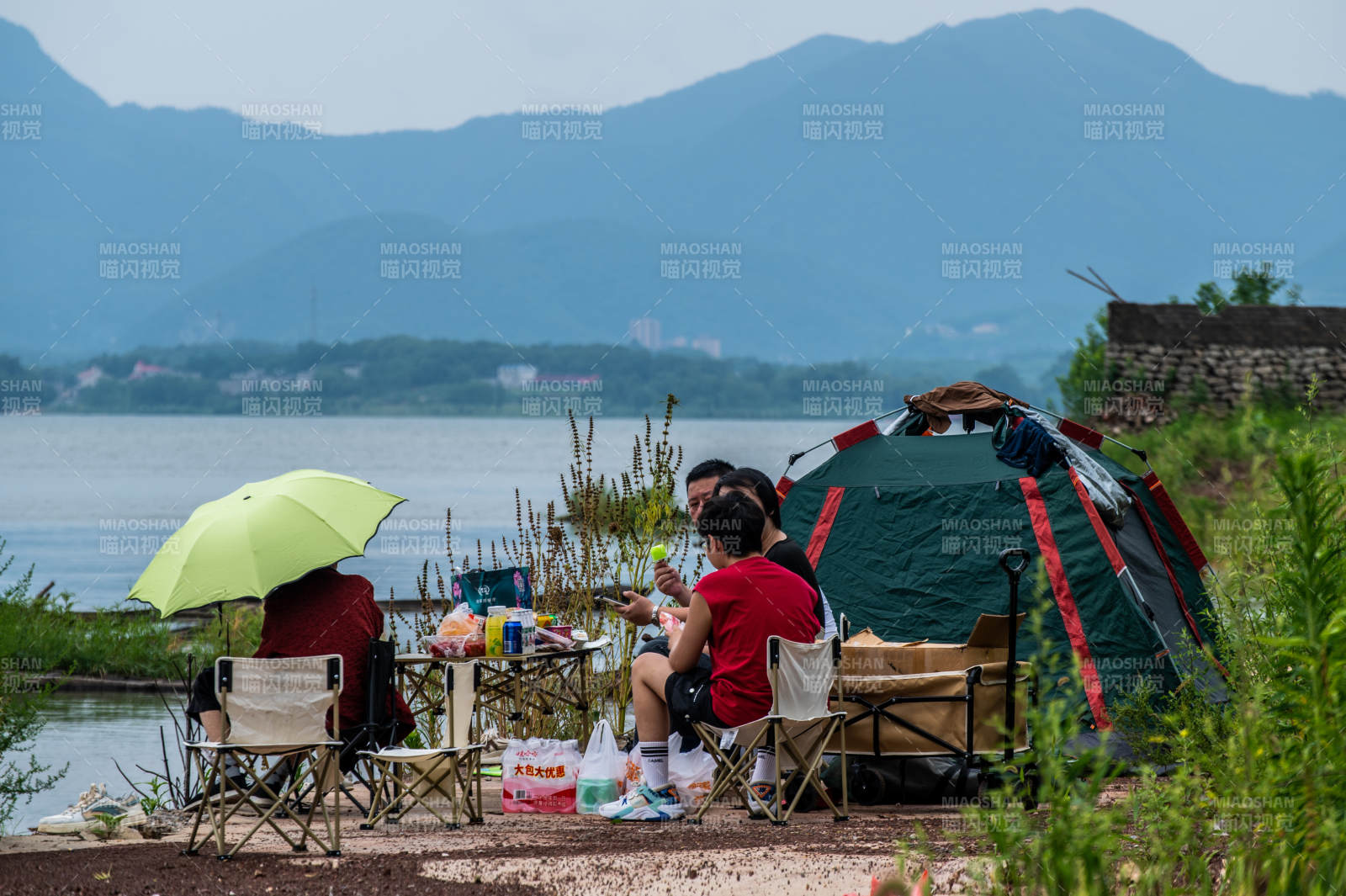 湖畔露营 享受自然时光图片