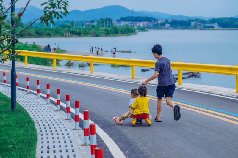 湖畔亲子时光图片