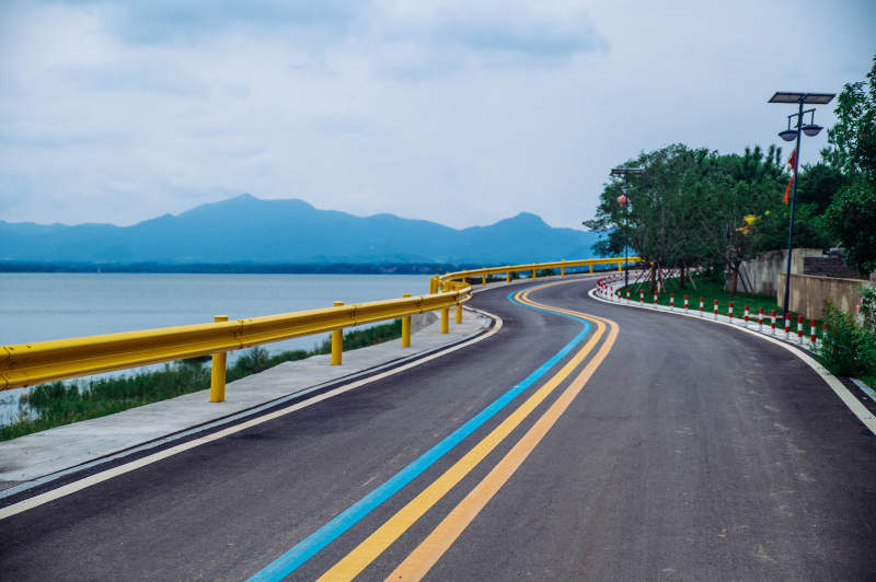 湖畔弯曲公路风景如画图片