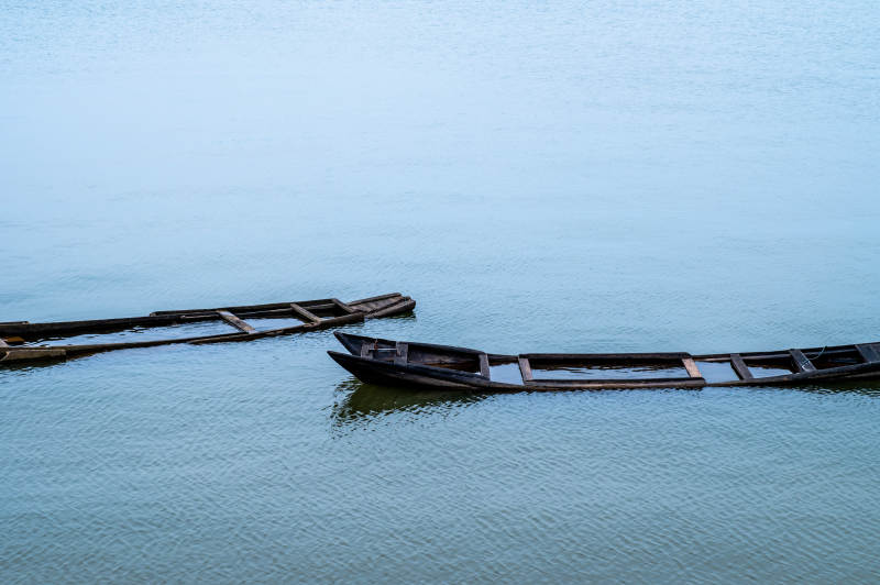 静谧湖面 两舟相依图片