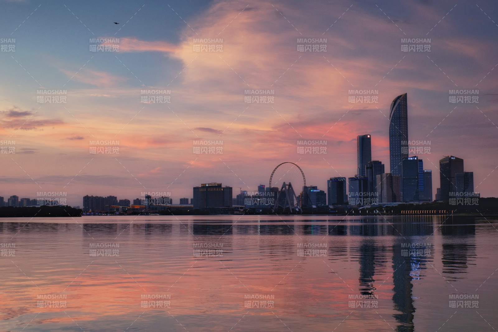 城市黄昏倒影宁静水面图片