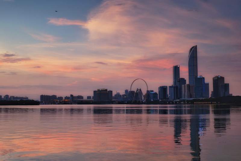 城市黄昏倒影宁静水面图片