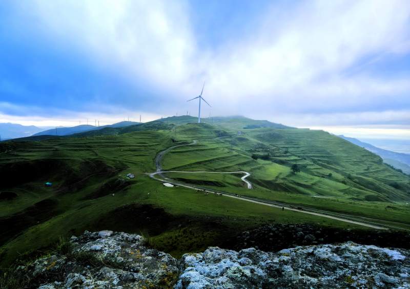 风车山丘 云雾缭绕图片