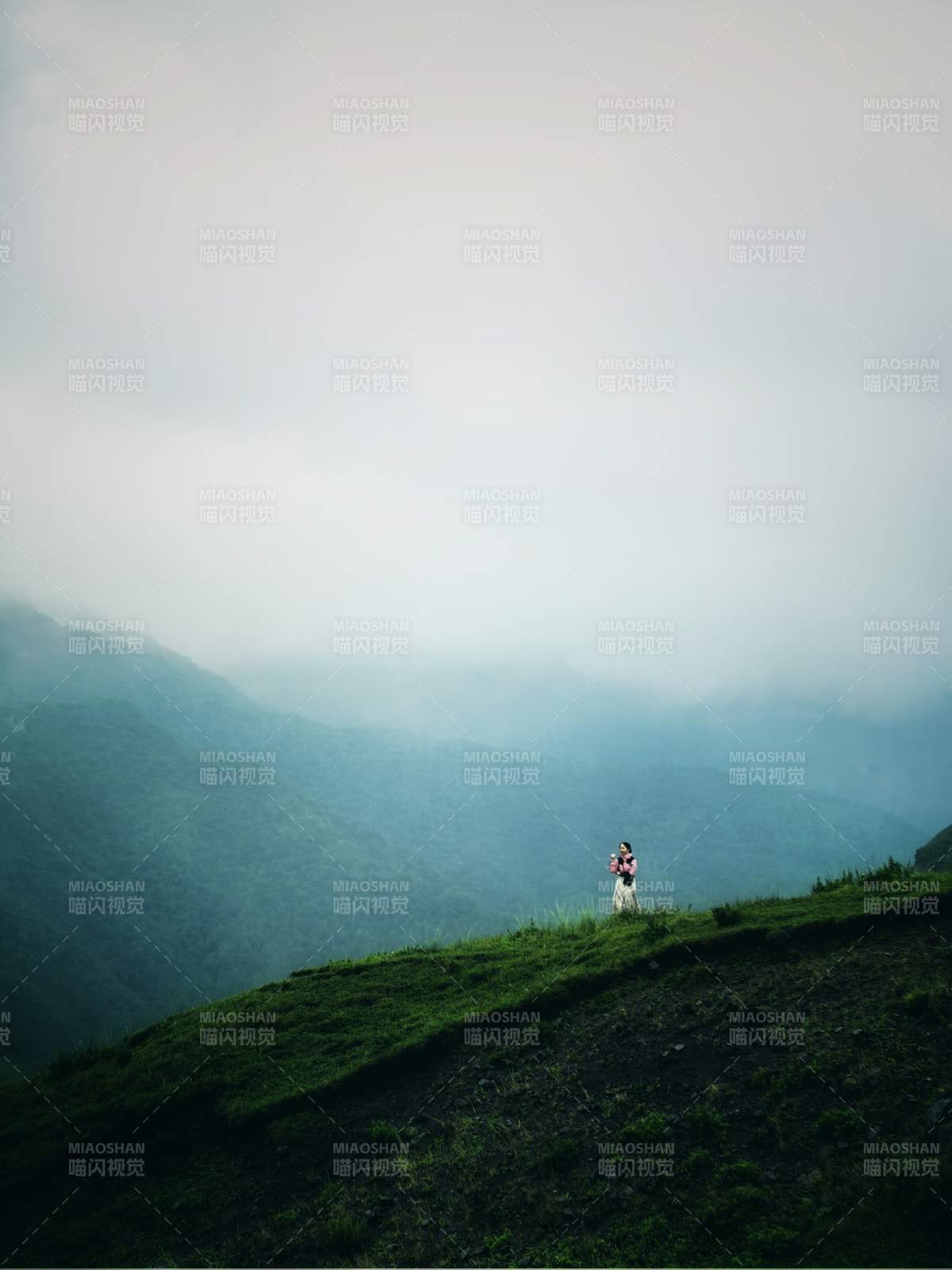 山巅雾中人影朦胧图片