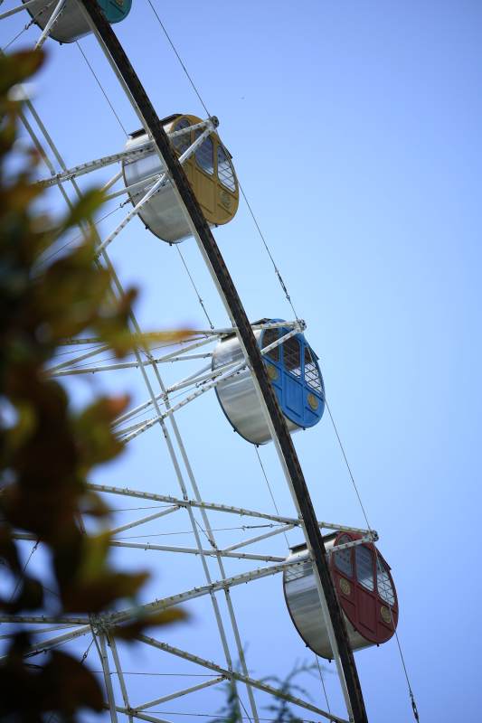 摩天轮的彩色车厢图片