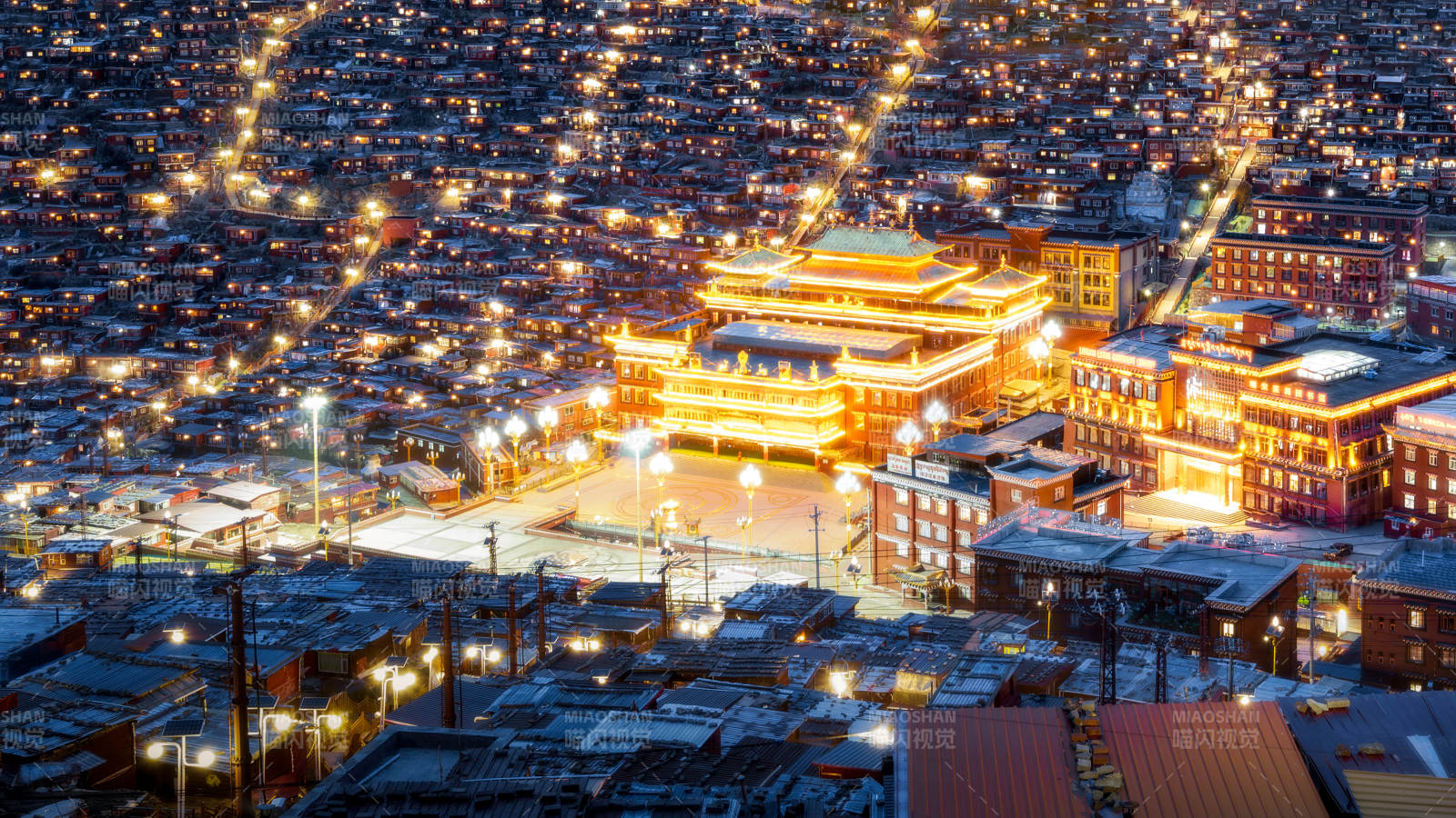 夜景中的城市灯火辉煌图片