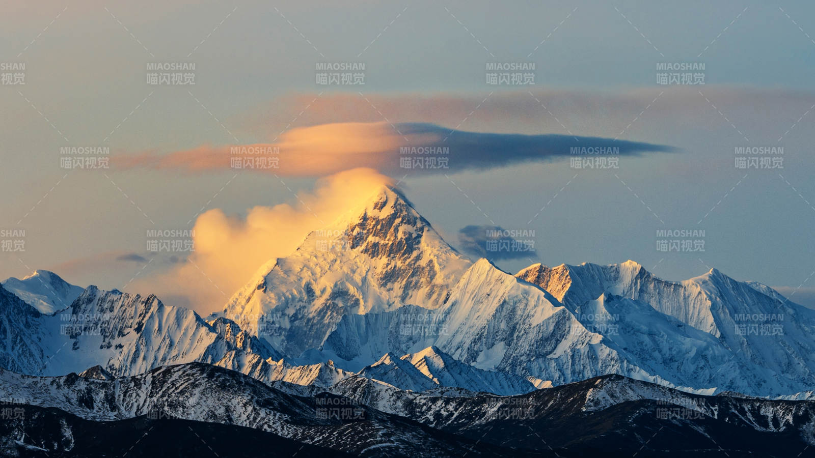 雪山之巅 云海缭绕图片