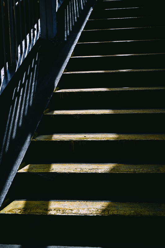 光影交错的楼梯图片