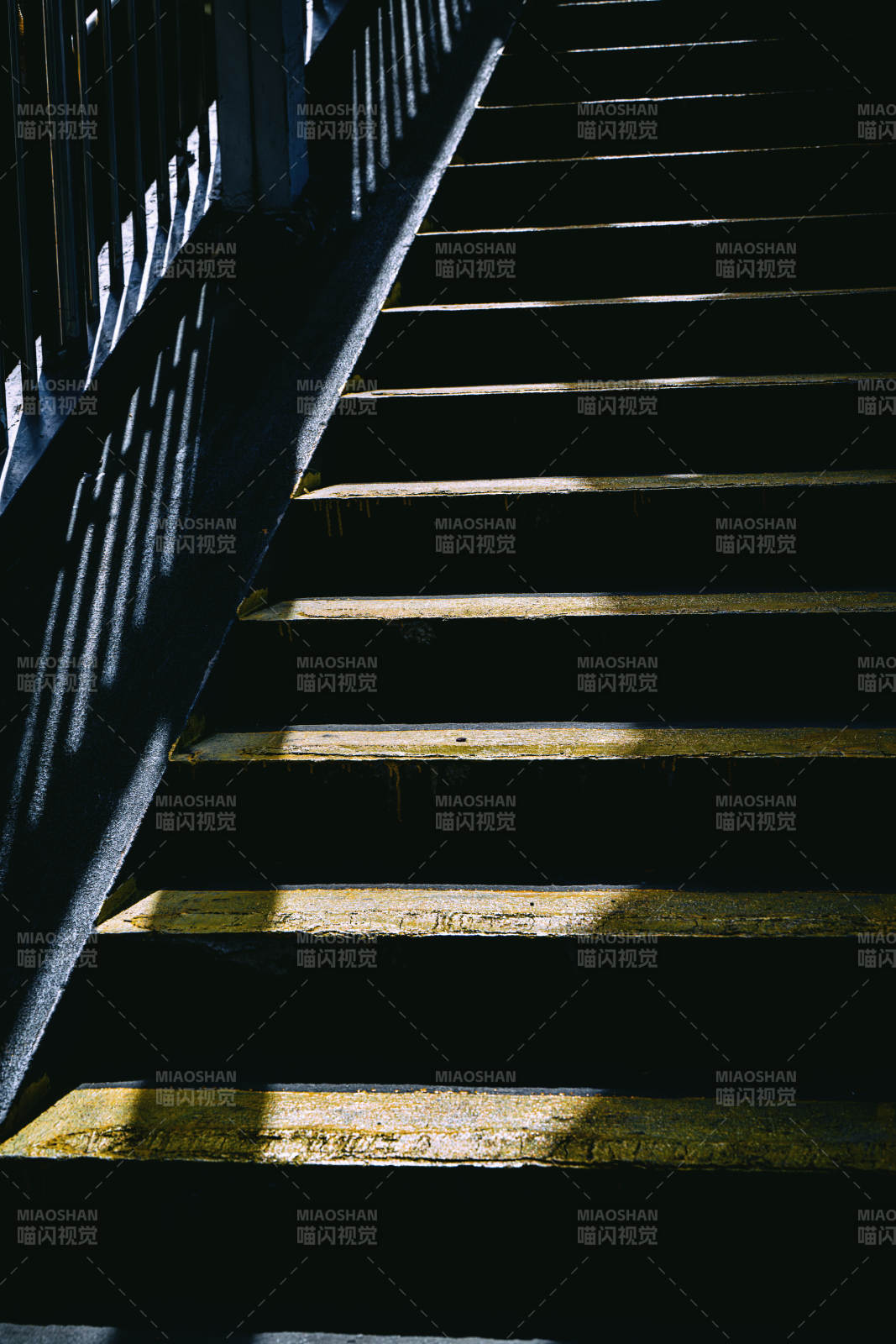 光影交错的楼梯图片