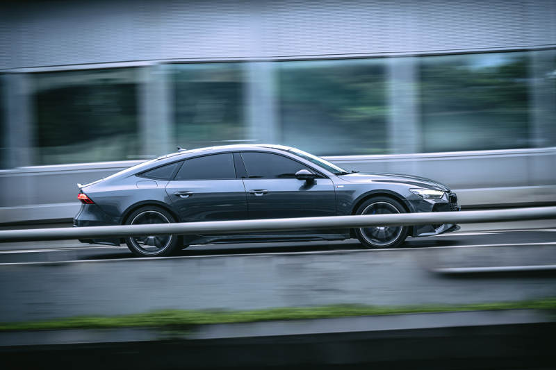 高速行驶的现代轿车图片