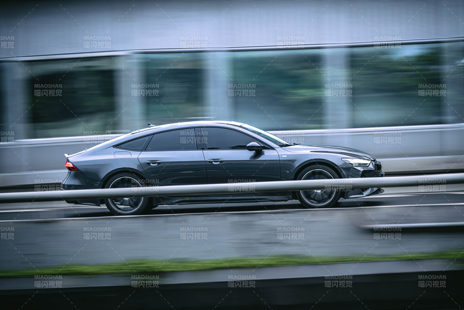 高速行驶的现代轿车图片