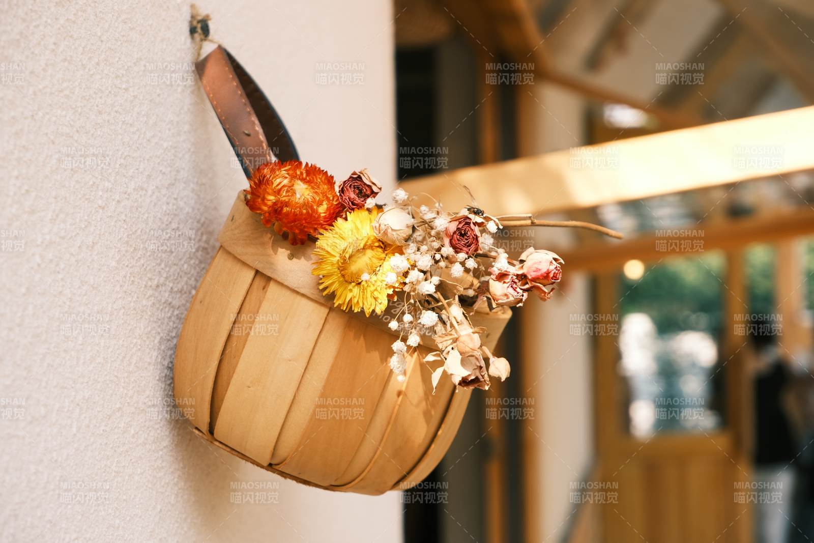 秋日花篮装饰墙角图片