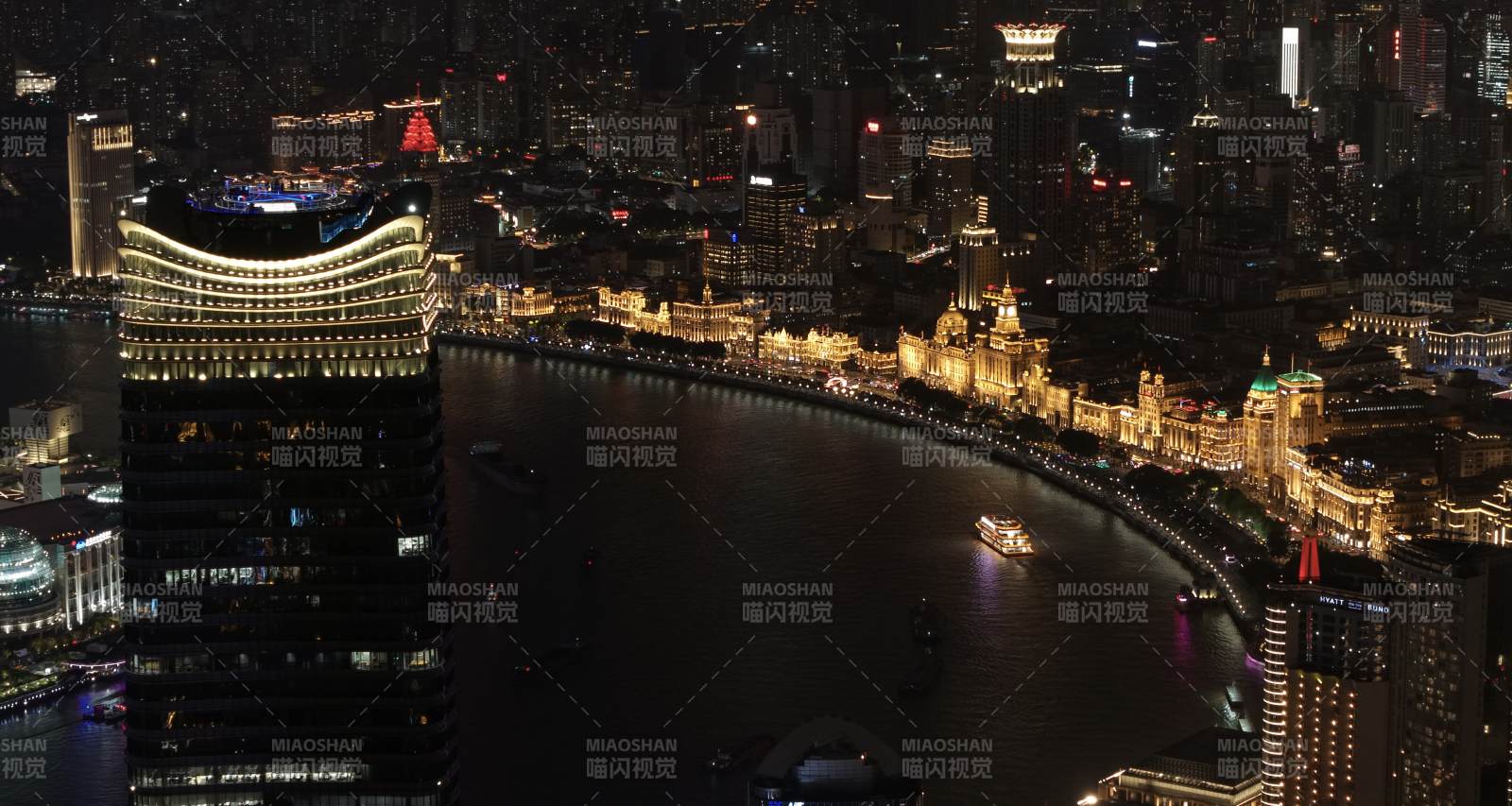 夜景下的城市河畔风光图片