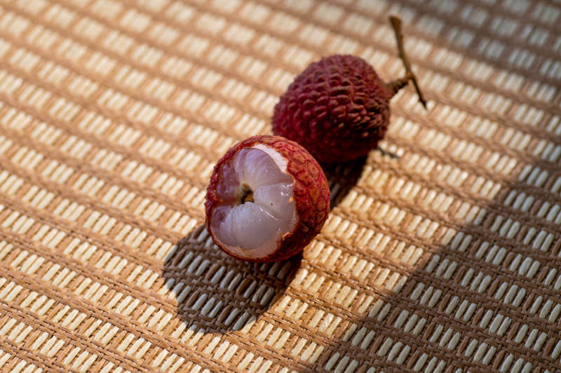 新鲜荔枝 剥壳即食图片