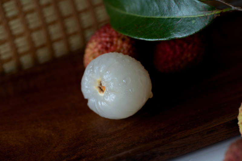 新鲜荔枝剥皮展示图片